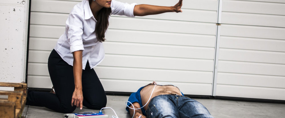 Toccare il paziente durante la scossa del Dae è davvero pericoloso I risultati